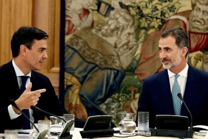 El presidente del Gobierno, Pedro Sánchez, y el Rey, durante la reunión del Consejo de Seguridad Nacional del pasado 16 de julio, en la Zarzuela. /