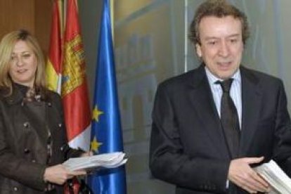 Pilar del Olmo y José Antonio de Santiago Juárez, momentos antes de la presentación de la Agenda de