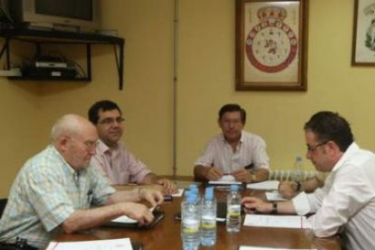 Emilio Guereñu, segundo por la izquierda, durante una reunión con el consejo de la Cultural que pres