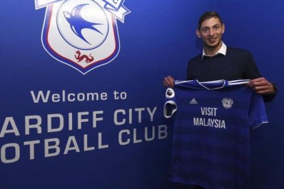 Emiliano Sala en su presentación en el Cardiff City.