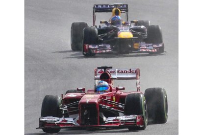 Alonso y Vettel durante los entrenamientos de Sepang.