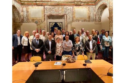 Imagen del grupo de concejales participantes en la reunión. DL