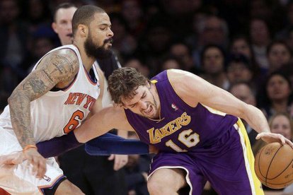 Pau Gasol trata de deshacerse de la presión de Tyson Chandler.