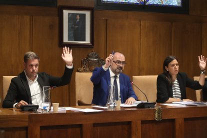 Momento de una votación plenaria en el Ayuntamiento de Ponferrada. ANA F. BARREDO