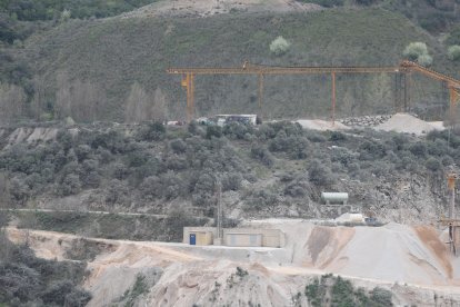 La mayoría de las instalaciones industriales de la explotación de caliza en Peña del Rego han sido ya desmanteladas. L. DE LA MATA