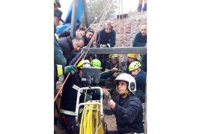 Expertos mineros, como son los integrantes de la Brigada Central de Salvamento de Hunosa, se sumaron ayer al equipo que trabaja en la construcción de un túnel lateral para acceder al lugar donde se encuentra el pequeño Julen.