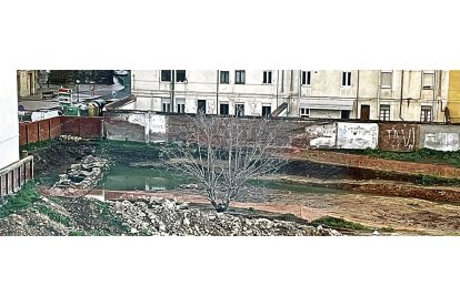 El doble muro quedó a la vista tras las excavaciones de noviembre bajo la solera de la antigua casa del guarda (2).INÉS GONZÁLEZ