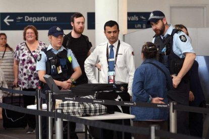 La policía realiza un control de pasajeros en el aeropuerto de Sídney.