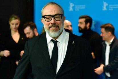 Álex de la Iglesia, en la Berlinale. Al fondo, los actores de 'El bar'.