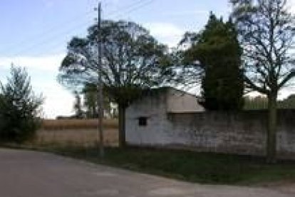 A la izquierda de la tapia actual del cementerio, la parcela cedida