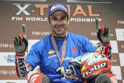 El catalán Toni Bou, en el podio de Niza, celebrando su título mundial nº 21.