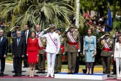 Los reyes de España y los príncipes de Asturias, en el centro de la imagen, en el homenaje a la band