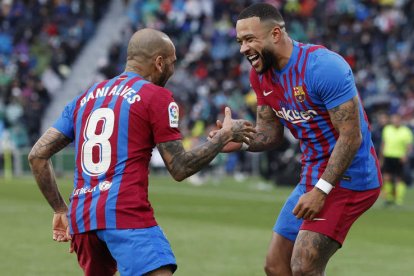 El delantero neerlandés del Barcelona Memphis Depay celebra con Dani Alves el gol de penalti que valió la victoria. BIEL ALIÑO