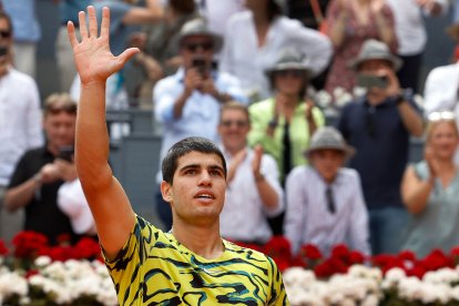 El tenista español Carlos Alcaraz celebra su victoria ante el alemán Alexander Zverev en su partido de octavos de final del Mutua Madrid Open este martes en la Caja Mágica en Madrid. EFE/CHEMA MOYA