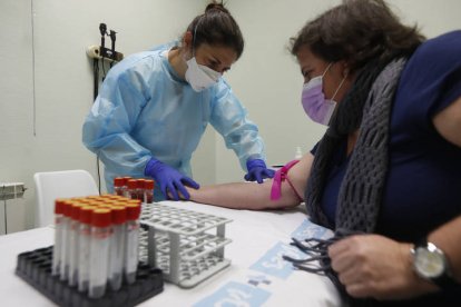 Personal sanitario realiza una prueba a una paciente en un centro de salud. JESÚS F. SALVADORES