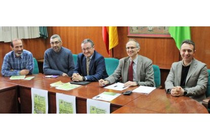 Un momento de la presentación ayer en El Albéitar de las jornadas de Agricultura Ecológica. DL