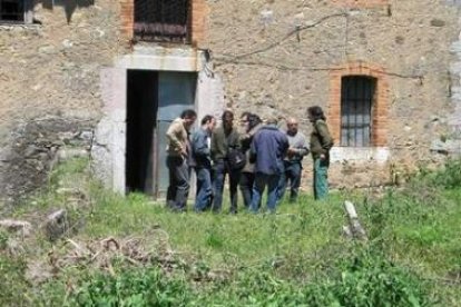 Nicanor Sen, alcalde de Cistierna, conversa con los técnicos de la junta y CHD