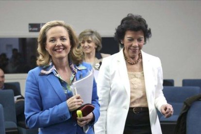 La ministra de Economía, Nadia Calviño, junto a la ministra portavoz, Isabel Celáa, antes del inicio de la rueda de prensa posterior al Consejo de Ministros.