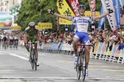 Barredo levanta los brazos tras imponerse a Kreuziger .