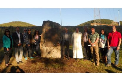 El monolito del Consejo de La Celada inaugurado ayer en los aledaños de la ermita roblana.