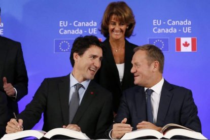 Justin Trudeau y Donald Tusk en la firma del acuerdo. F. LENOIR