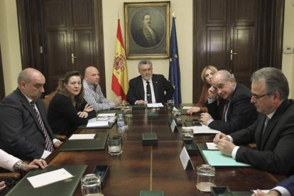 Fernández Díaz, en la reunión con representantes de las asociaciones de víctimas.