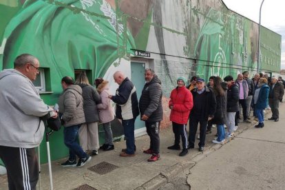 Los primeros socios del Atlético Astorga retirando sus entradas en la taquilla de La Eragudina. TRANCA