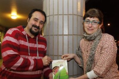 Manuel Ferrero y Laura Bécares posan orgullosos con su nuevo libro infantil, -˜El reino de los mil e