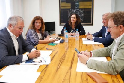  El jurado de los Premios Innova
Diario de León estuvo compuesto
por Adriana Ulibarri, presidenta
de Diario de León; Silvia Herrero, responsable de Comunicación
de Iberdrola Castilla y León; Tomás Castro, director de Proconsi; Roberto Vidal, director gerente
de Xeridia; José Pellitero, diputado de Contratación y Desarrollo
Económico de la Diputación de
León; David Suárez, director de
Relaciones Externas de Mercadona; María José Gutiérrez, de Comunicación y Relaciones Institucionales de Telefónica Castilla y
León; Alejandro Hidalgo, jefe de
Zona León de Caja Rural de Zamora; Juan Francisco García Marín, rector de la Universidad de
León y Joaquín Sánchez Torné,
director de Diario de León, que
actuó también como secretario.