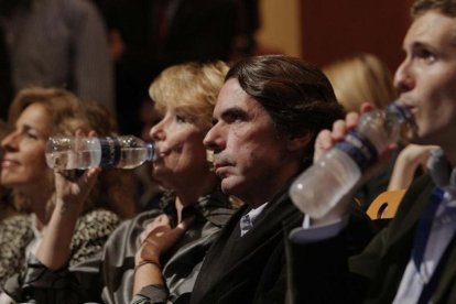 Pablo Casado, en primer término, con José María Aznar y Esperanza Aguirre, en un acto de Nuevas Generaciones en noviembre del 2008.