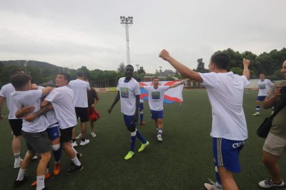 Los jugadores festejan el final del partido. ANA F. BARREDO