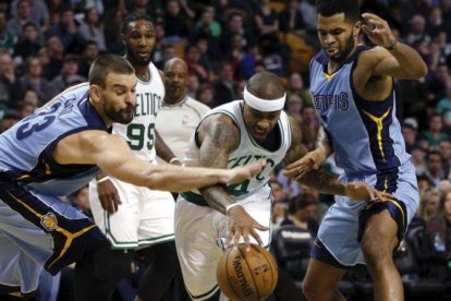 Marc Gasol intenta quitarle el balón a Isiah Thomas, de los Celtics.