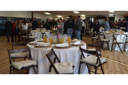 Imagen del gran salón para eventos de Bodegas Gordonzello, con impresionantes vistas a sus viñedos, por un lado, y ala zona de embotellado, por el otro. MEDINA