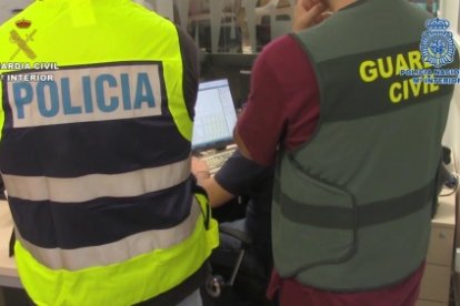 Fotografía de un agente de la Policía Nacional y otro de la Guardia Civil. MINISTERIO DEL INTERIOR