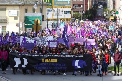 Manifestación con motivo del 8-M por las calles de Ponferrada.