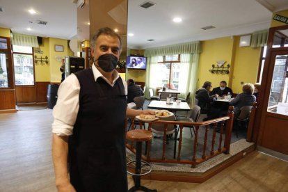 Uno de los últimos servicios en el interior de los bares leoneses ayer por la tarde. MARCIANO PÉREZ