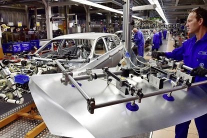 Un trabajador en una planta de Volkswagen en Alemania.