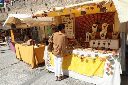 Uno de los puestos participantes en el mercado. L. DE LA MATA