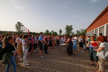 Aspirantes a una plaza de maestro en las últimas oposiciones celebradas en León. MIGUEL F.B.