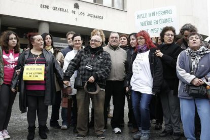 Protesta de la asociación SOS Bebés Robados ante los Juzgados de Plaza de Castilla de Madrid.