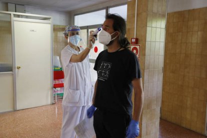 Colas de acceso y control en el centro de salud de josé aguado. MARCIANO PÉREZ