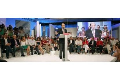 Rubalcaba apostó por un escenario a la americana y compareció rodeado de barones y pesos pesados del