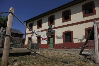 La antigua estación de tren de Brañuelas. FERNANDO OTERO PERANDONES