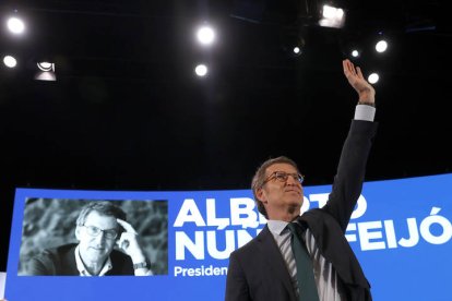 Alberto Núñez Feijóo saluda tras conocer el resultado de las votaciones en la segunda jornada del XX Congreso Nacional del PP que se celebra en Sevilla. JULIO MUÑOZ