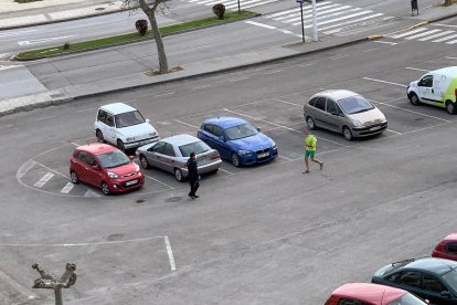 Imagen de un efectivo de la Policía cuando iba a interceder al compañero que estaba corriendo. DL