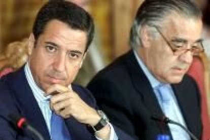 El ministro Eduardo Zaplana, junto al presidente del Centro Económico y Social, Jaime Montalvo