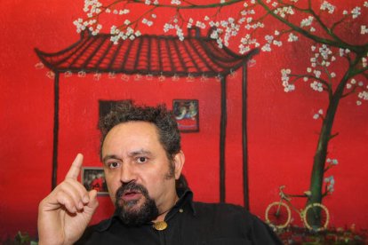 José de León con una de sus obras de inspiración oriental