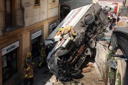 El camión de reparto, despeñado al romper una barandilla en Tarragona