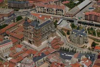 Imagen desde el aire de la ciudad de Astorga con la catedral y el palacio episcopal. NARDO VILLABOY