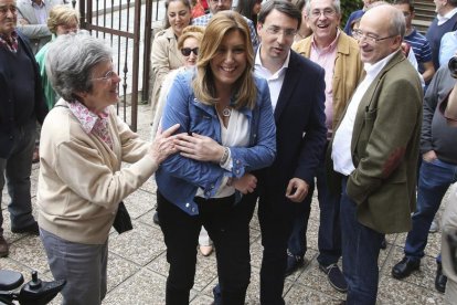 Susana Díaz es saludada por simpatizantes a su llegada a la sede socialista de Salamanca donde se reunió con sus dirigentes regionales